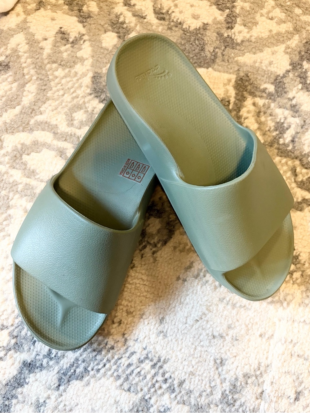 Archie’s slides size 6 women’s